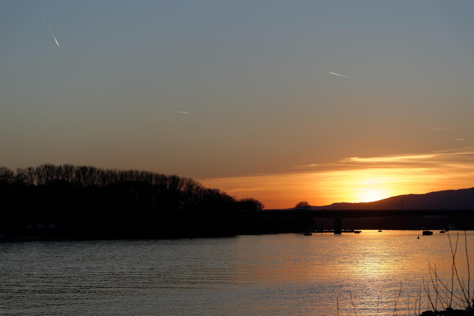 Nochmal Sonnenuntergang über Schiersteiner Brücke und Rettbergsau