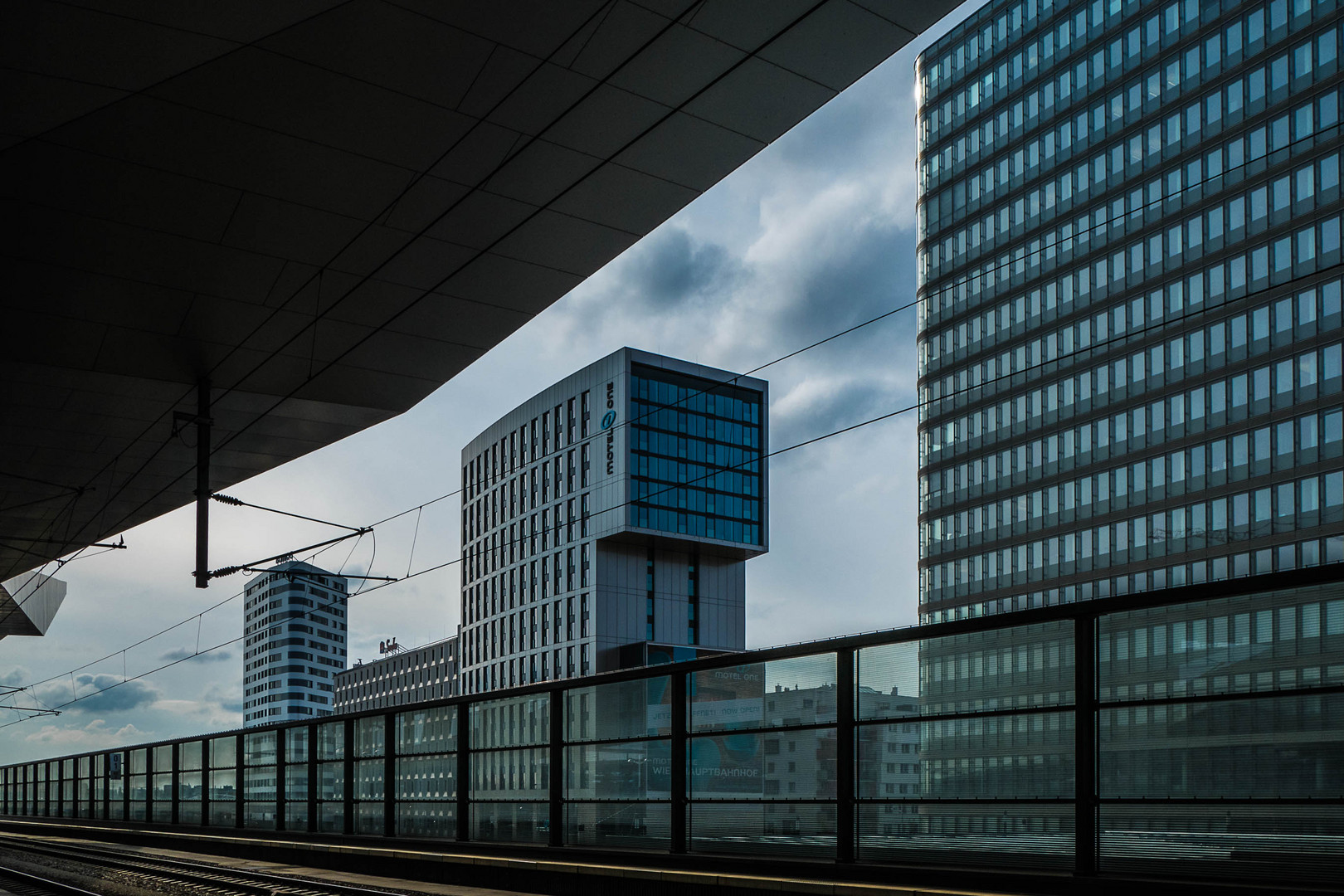 Nochmals Wien Hauptbahnhof Blick von Gleis 12 - Bauklotz