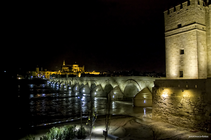 Nocturna del Puente Romano y la Mezquita