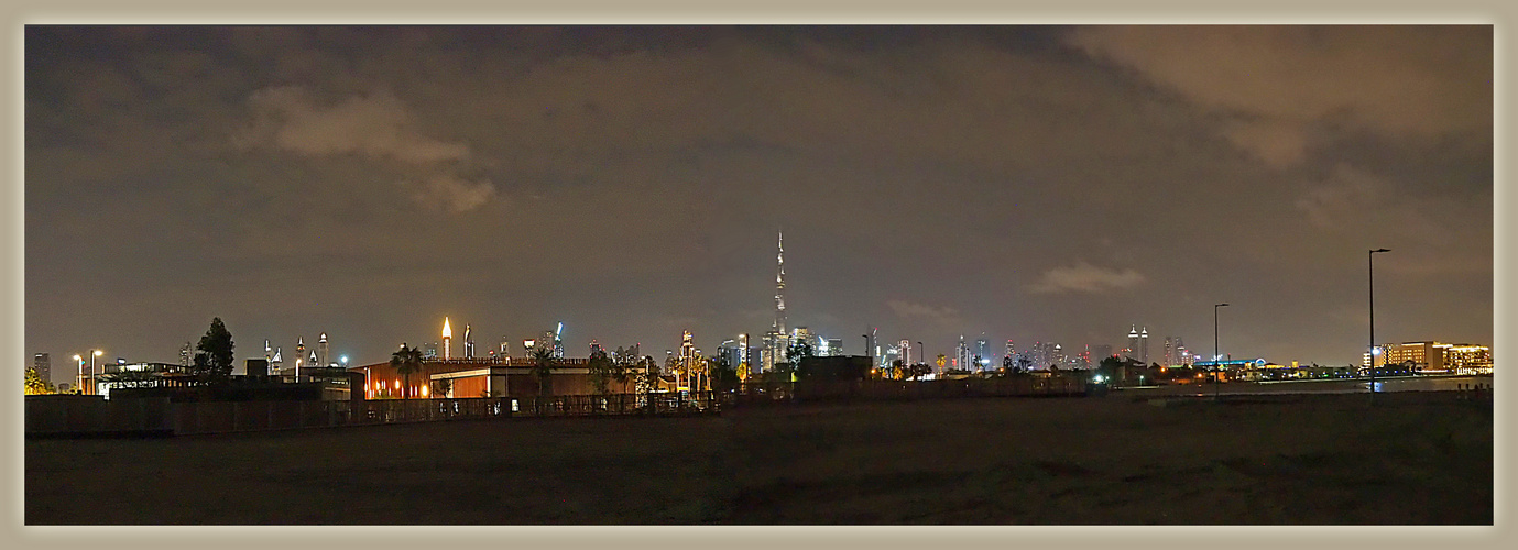 Nocturne sur le skyline de Dubaï