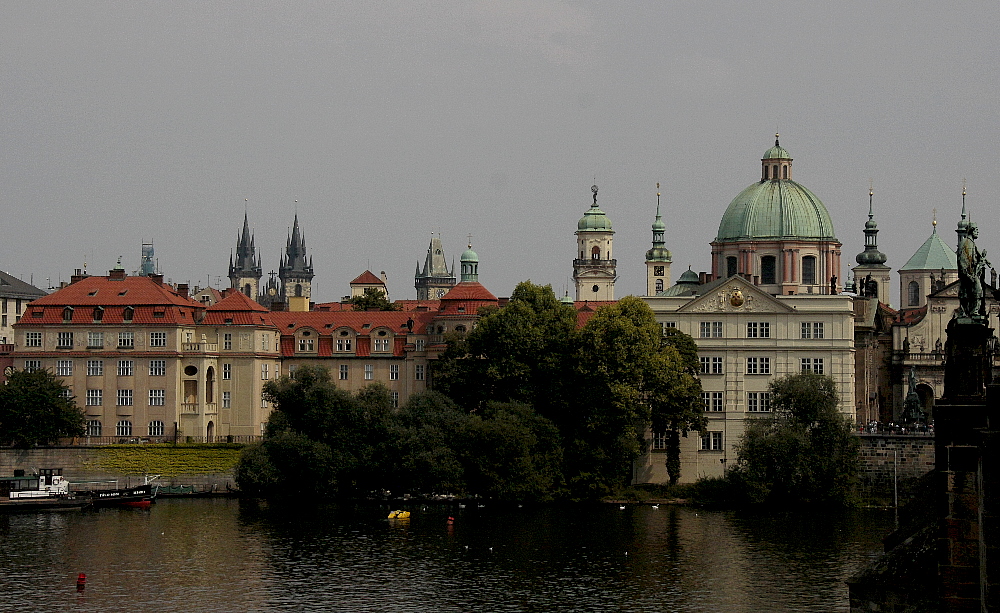 Nördlich der Karlsbrücke