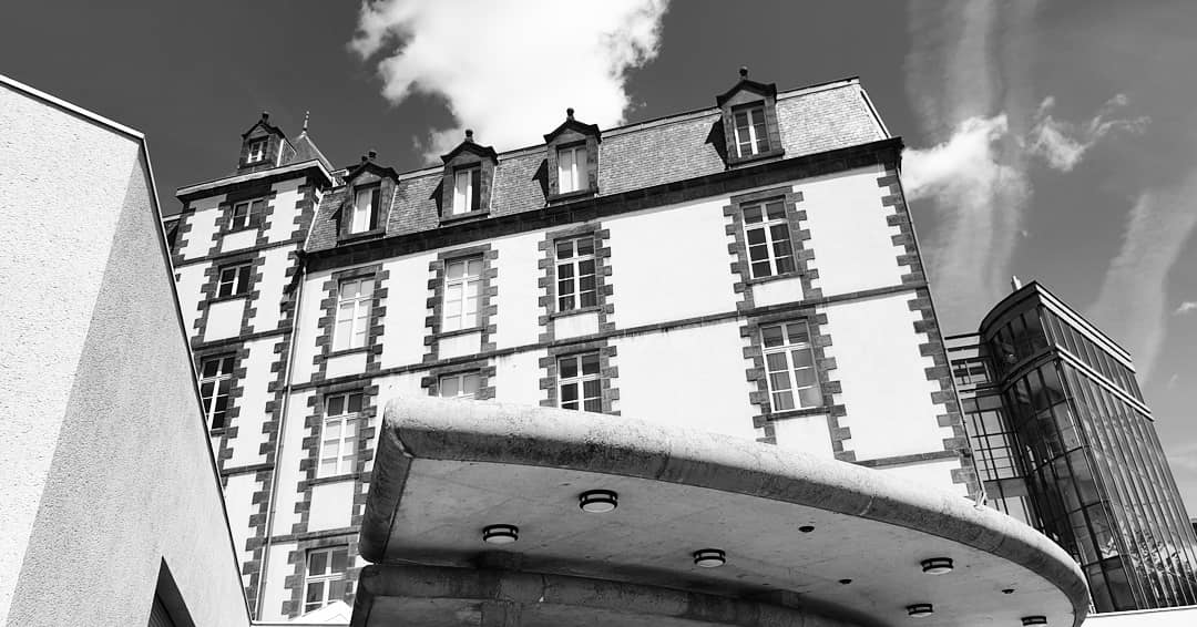 noir et blanc sur le lycée de mon enfance