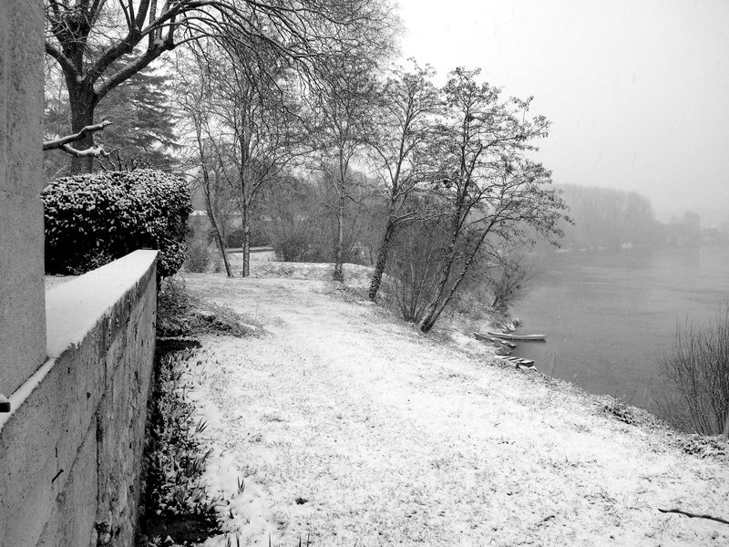 noir et blanc sur rivière