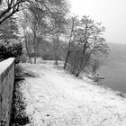 noir et blanc sur rivière