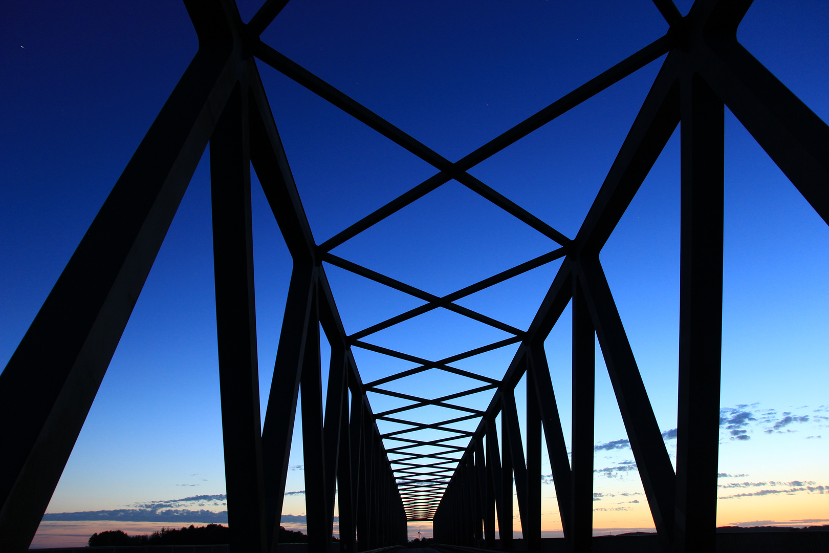 NOK-Brücke im Sonnenuntergang