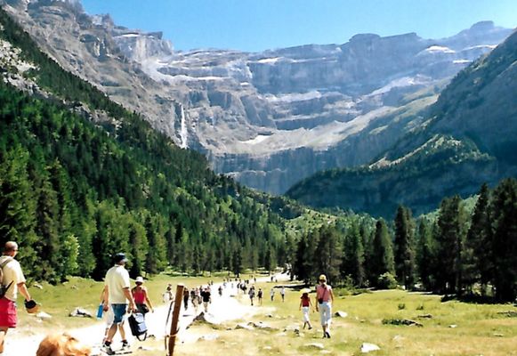 Nombreuse fréquentation en août 2005 au Cirque de Gavarnie (Htes Pyrénées)