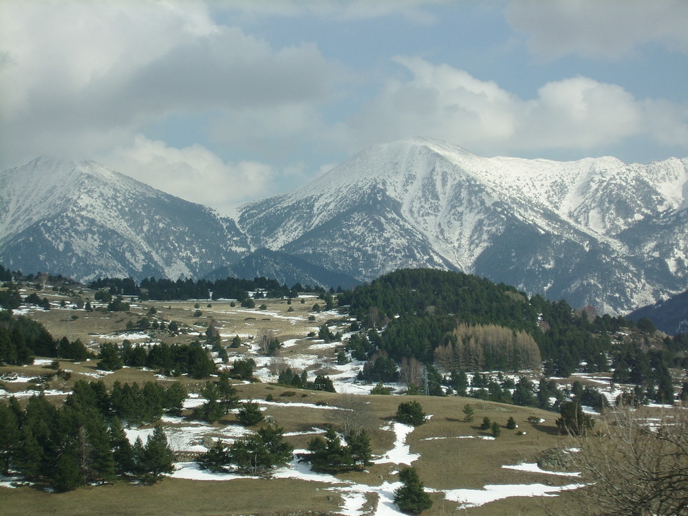 non loin d'ici.....;;;la montagne et la neige!!