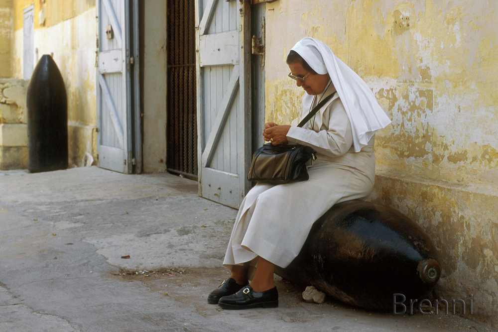 Nonne auf der Bombe