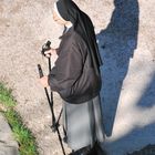 Nonne beim Nordic Walking