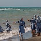 Nonnen am Strand von Ostia