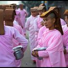 Nonnen beim Morgenrundgang, Myanmar/Burma 2012