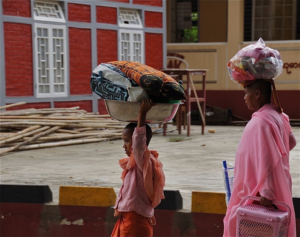 nonnen im altersheim von mingun, burma 2011