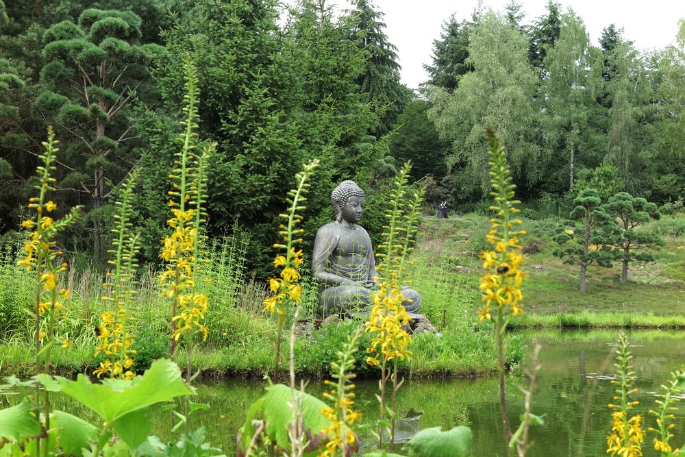 Nonnen im Garten des Nepaltemples bei Wiesent Foto &amp; Bild