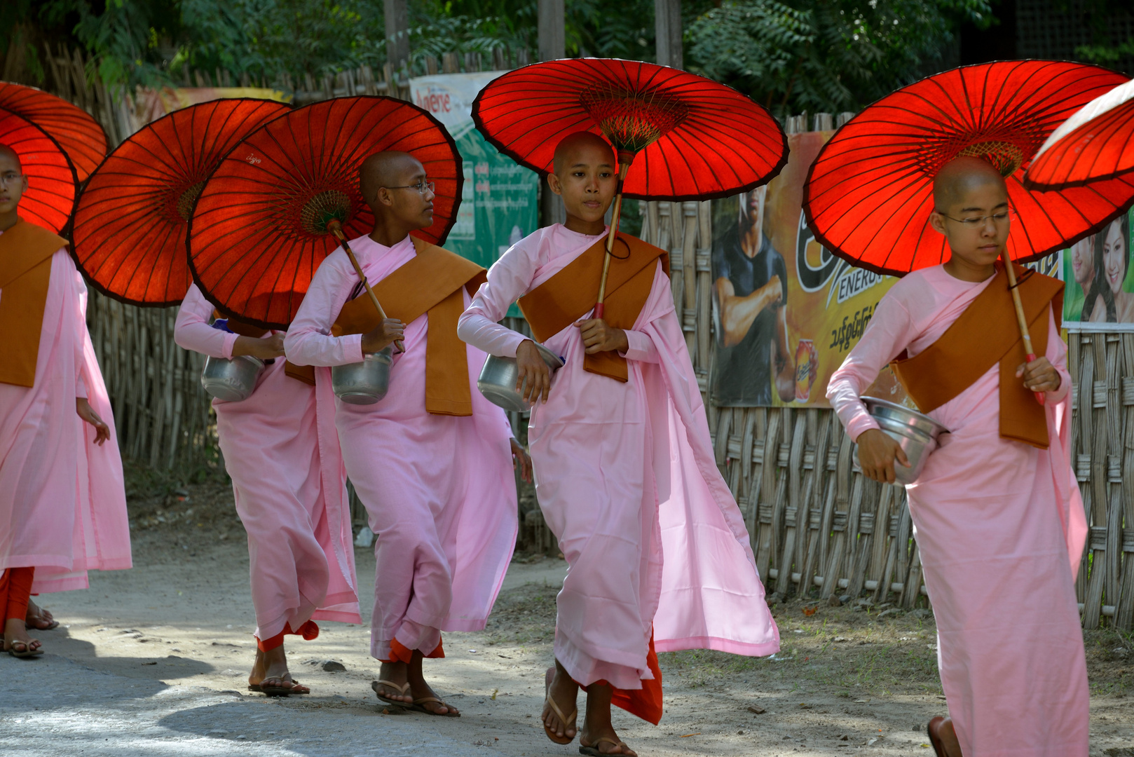 Nonnen in den Strassen von Mandalay / female monks in the streets of Mandalay