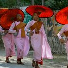 Nonnen in den Strassen von Mandalay / female monks in the streets of Mandalay