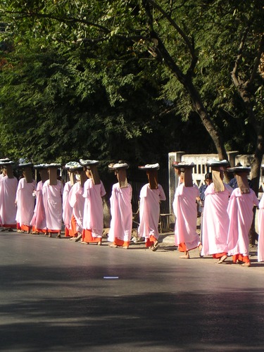 Nonnen in Mandalay