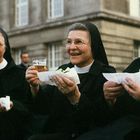 Nonnen mit Bier & Hot Dogs