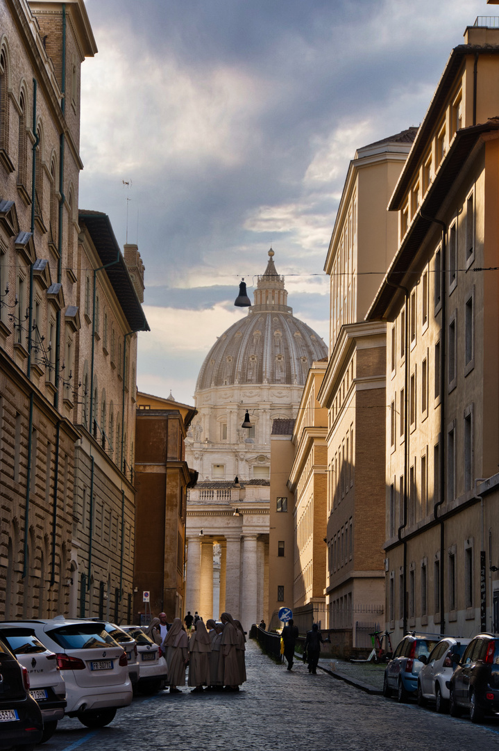 Nonnen vor der Basilika Sankt Peter