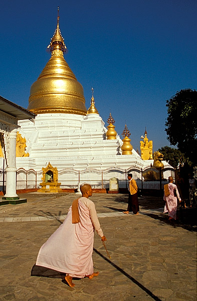 Nonnen vor der Sandamuni-Pagode