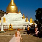 Nonnen vor der Sandamuni-Pagode