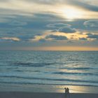 Noordwijkhout/NL: Mädchen am Strand