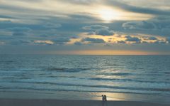 Noordwijkhout/NL: Mädchen am Strand