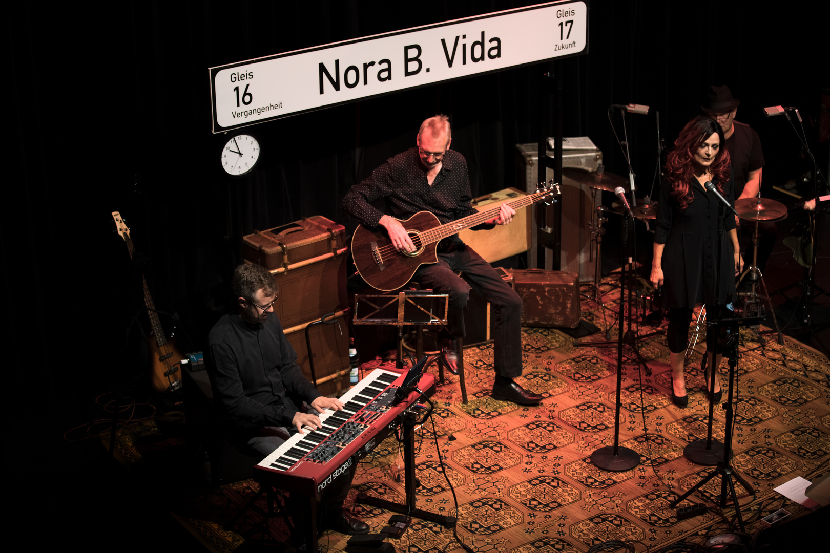 Nora B. Vida live 2021-07-25 (Foto von Freetime Photography) Band+Bühnenbild