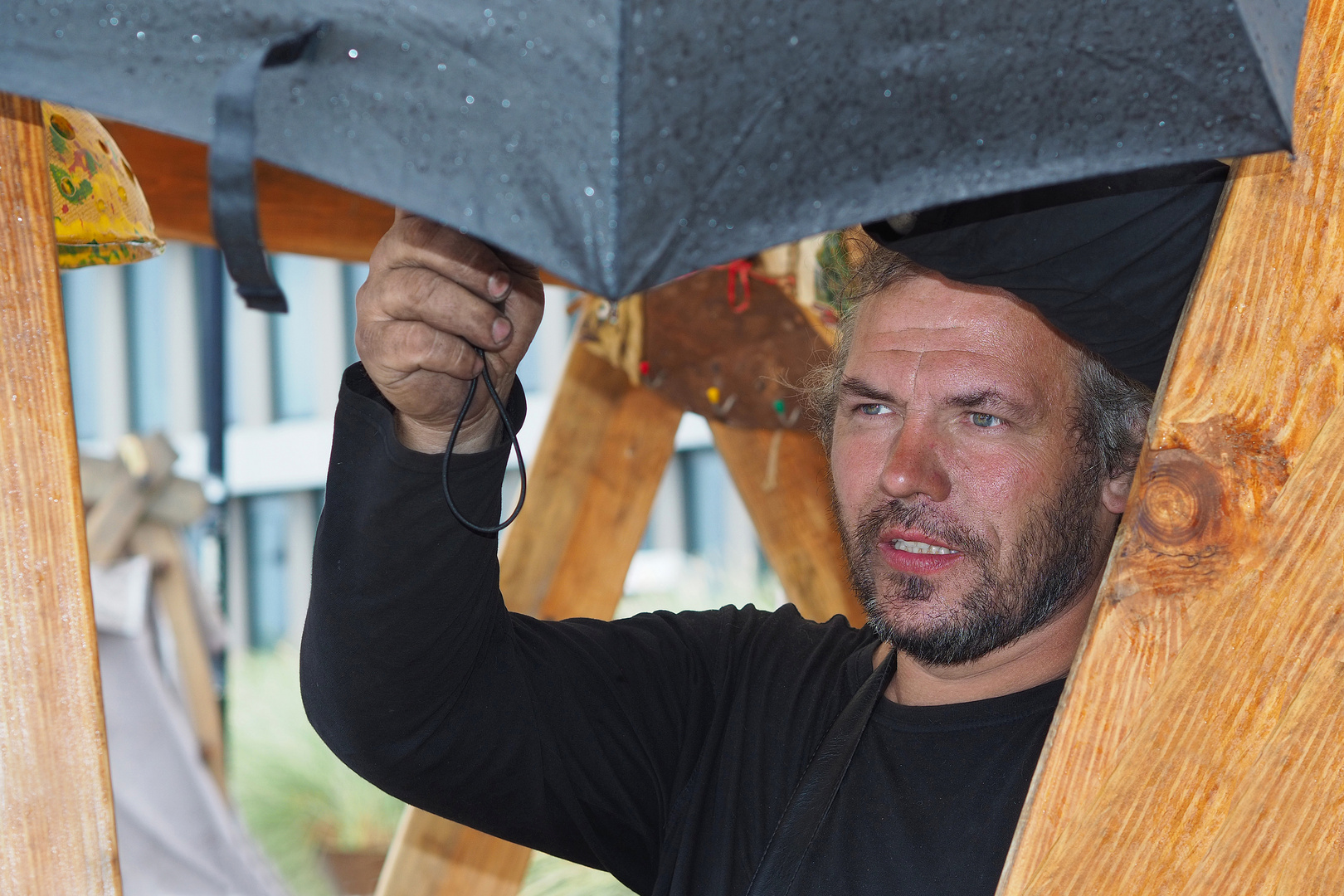 Norbert aus Polen mit Regenschirm