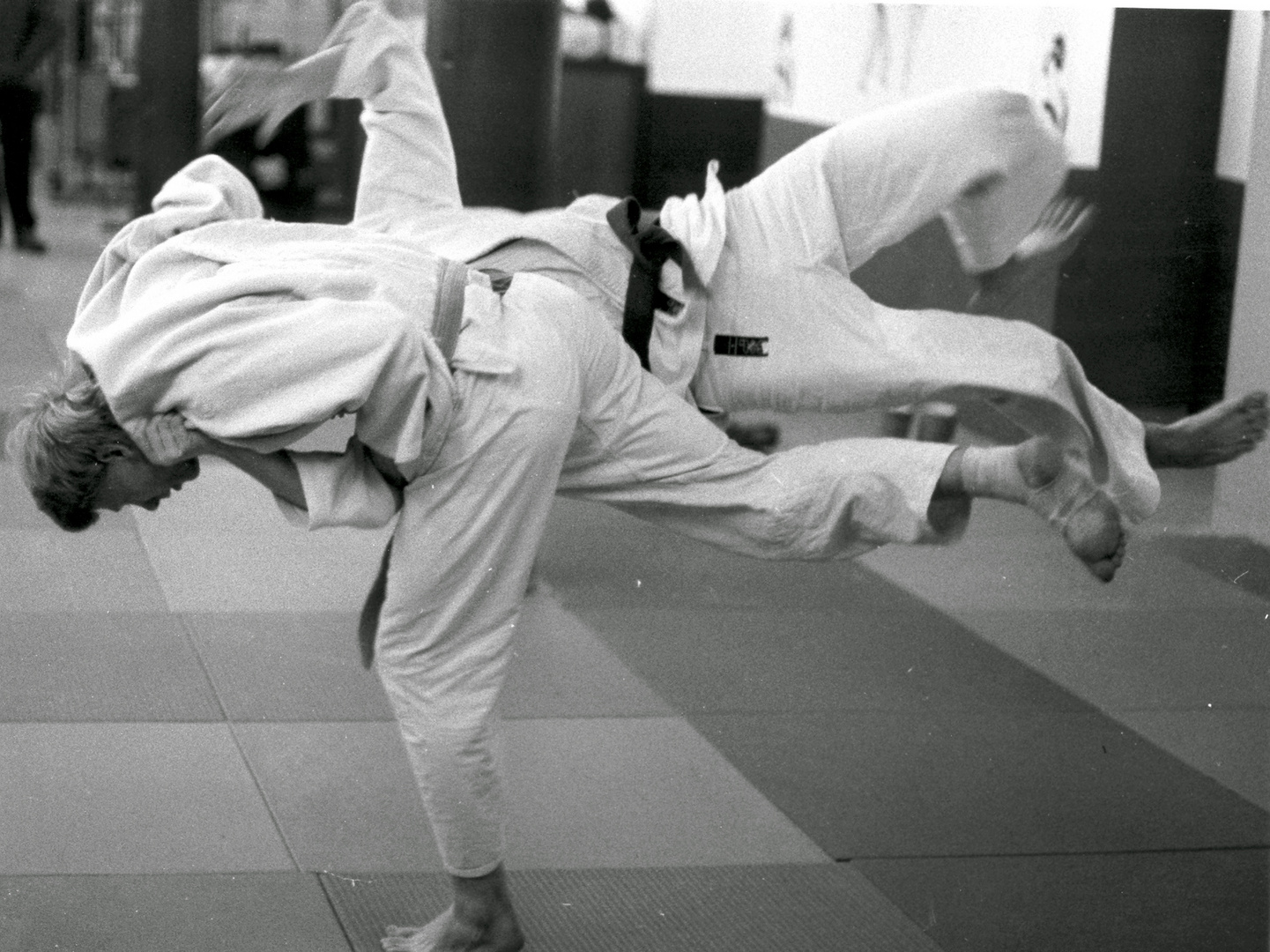 Norbert wirft seinen Partner im Training mit Harai-Goshi (Hüftfegen)