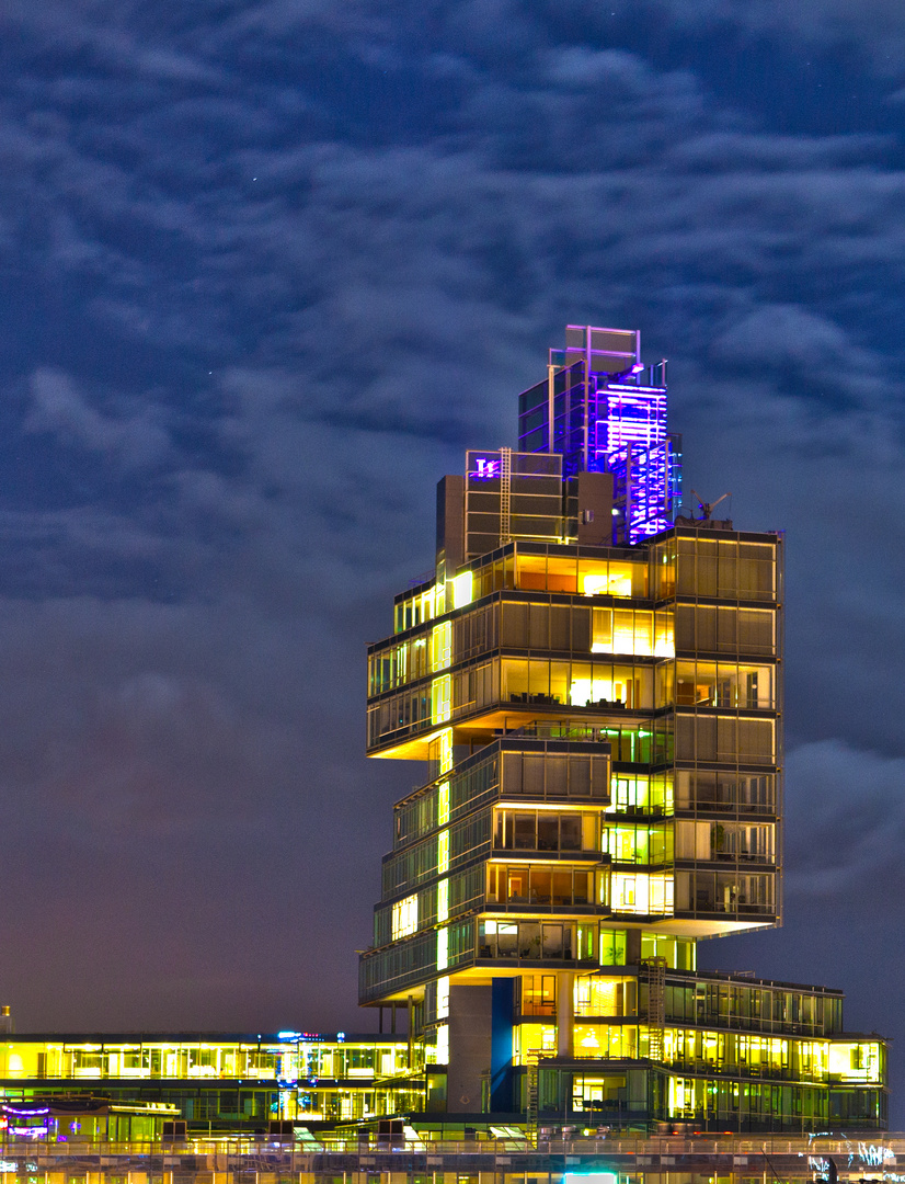 Nord LB Gebäude in Hannover bei Nacht als HDR stark gesättigt