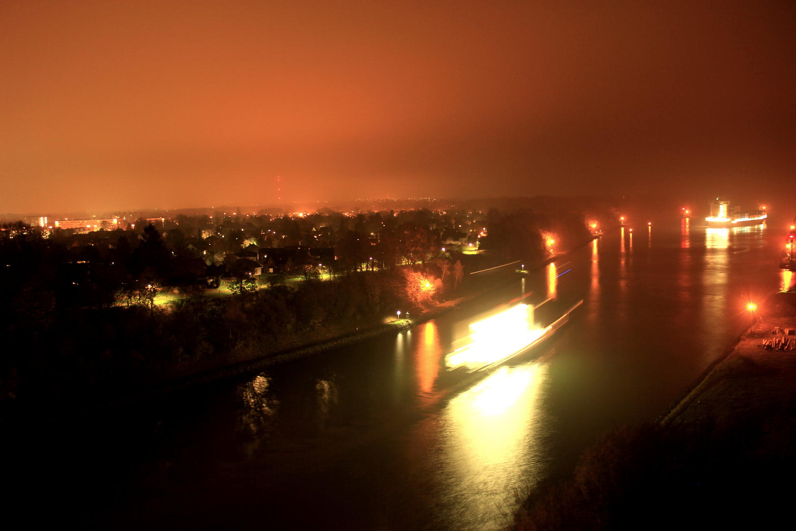 Nord-Ostsee-Kanal im Nebel