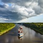 Nord-Ostsee-Kanal mit Wolkenwalze und Containerschiff Elisabeth