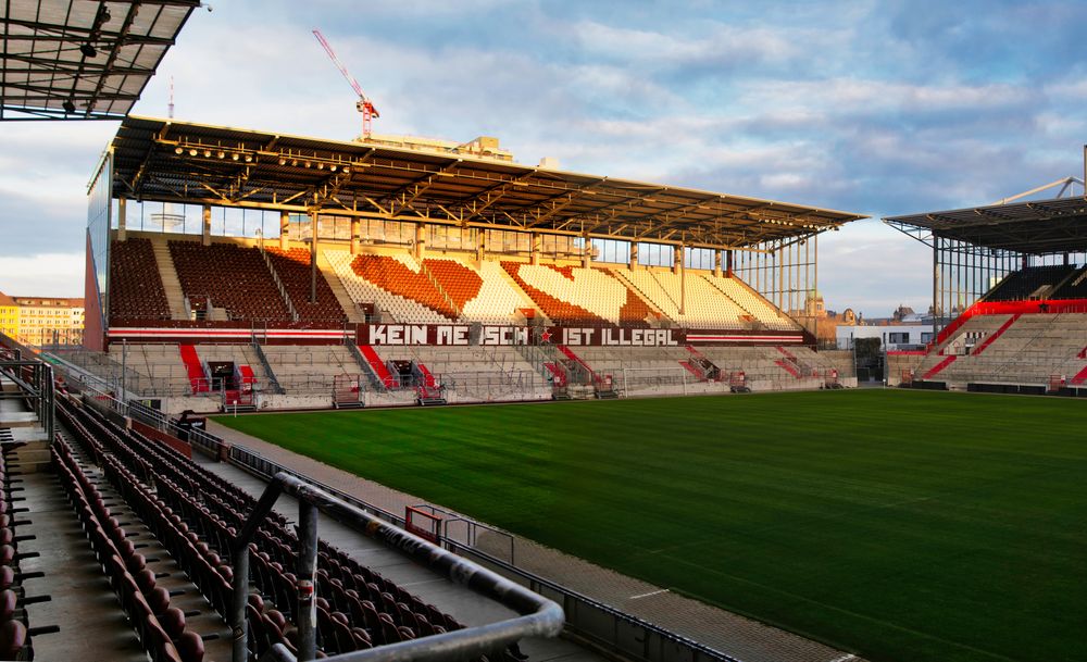 Nord-Süd Tribüne imm Sonnenaufgang