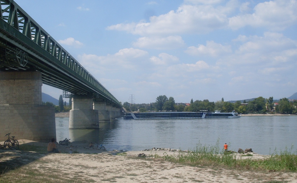 Nordbahnbrücke,und ein TUI schiff.