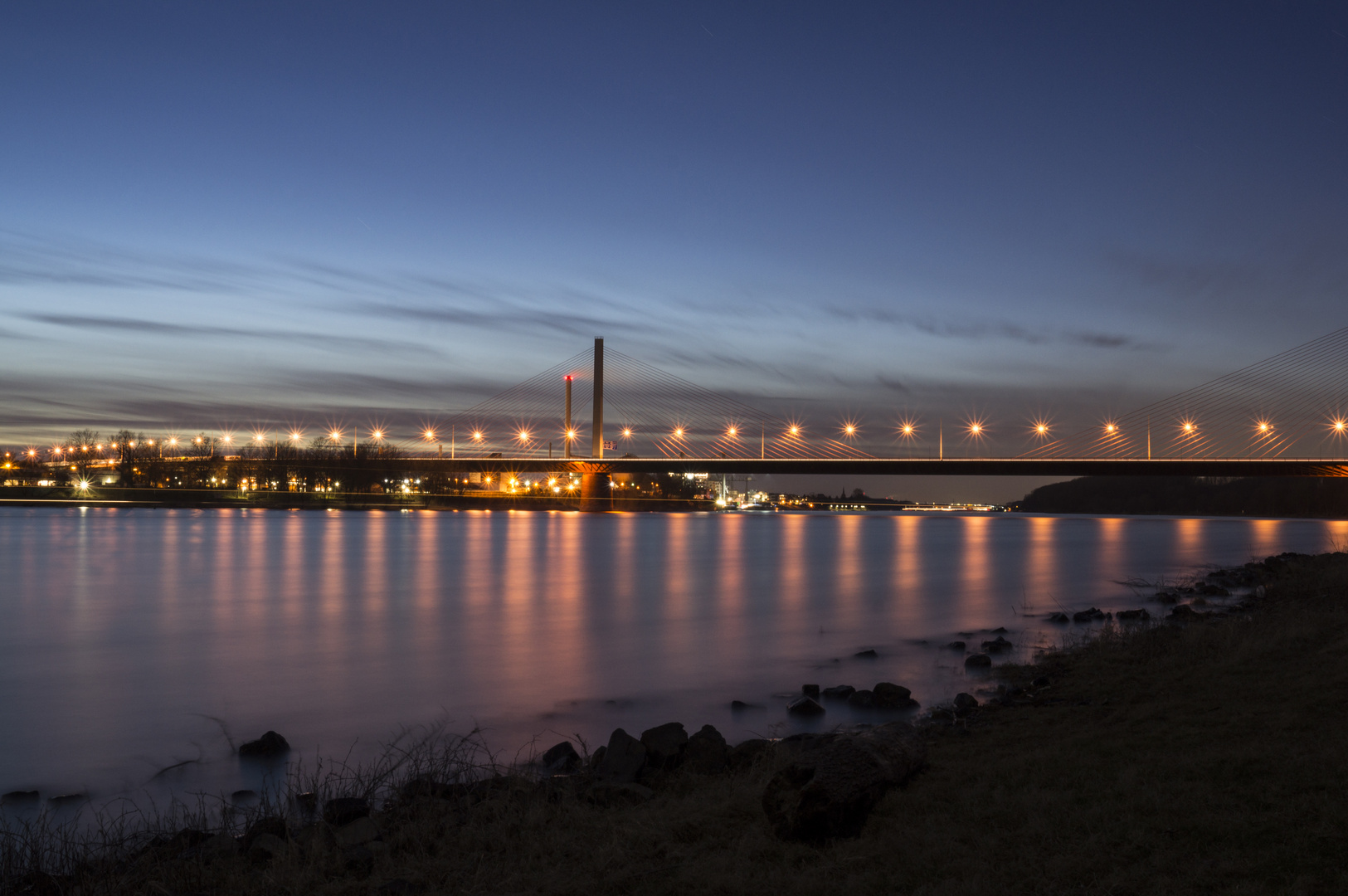 Nordbrücke Bonn bei Nacht