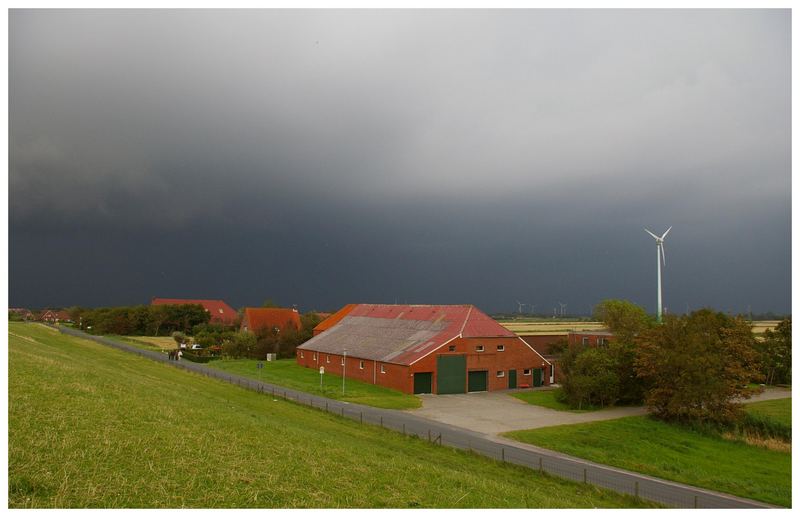 Norddeich Blick vom Deich..... es braut sich was zusammen.....