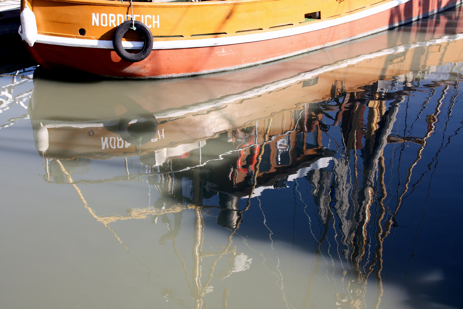 Norddeich - Kutter-Spiegelung im Hafenbecken