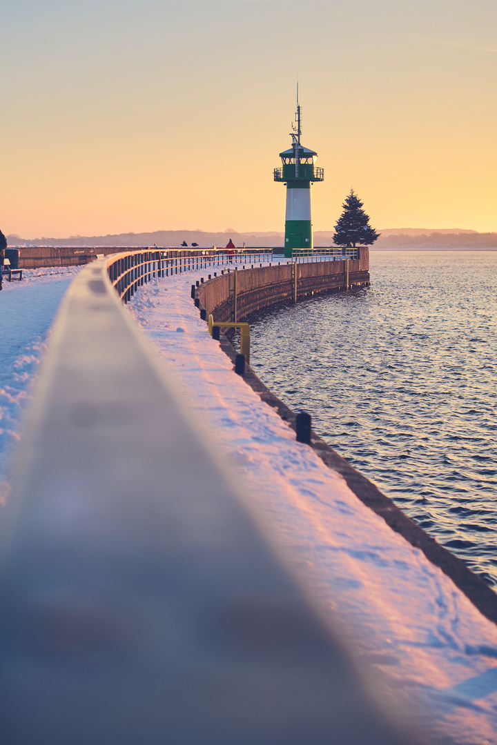 Nordermole in Travemünde an einem eisigen Morgen