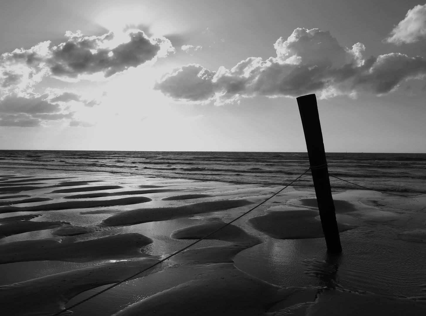 Norderney-Strand-pfahl-wolken-1-sw