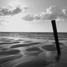 Norderney-Strand-pfahl-wolken-1-sw