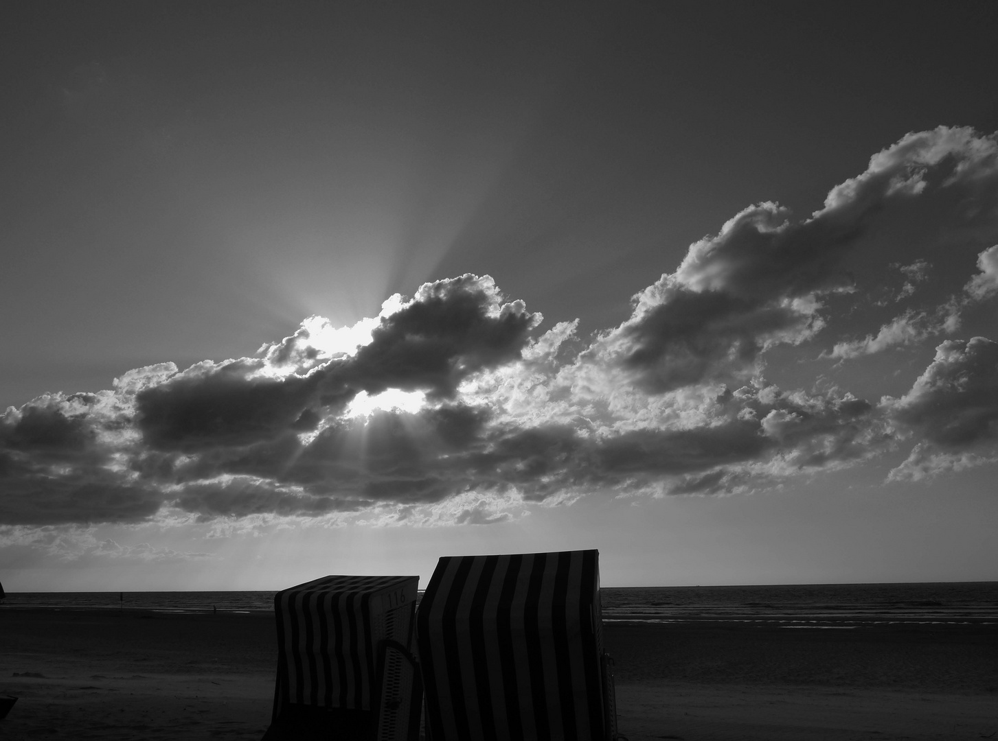 Norderney-wolkenhimmel3-sonne-sw