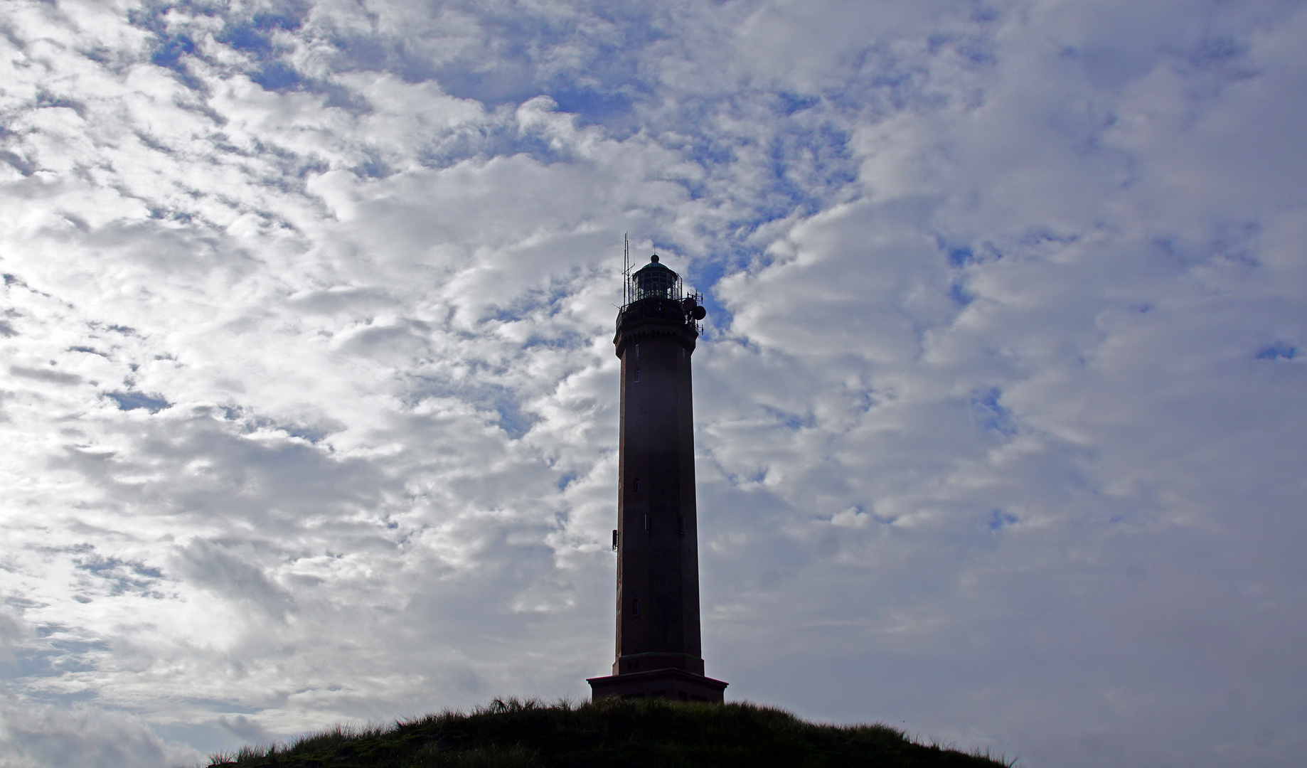 Norderneyer Leuchtturm im Gegenlicht