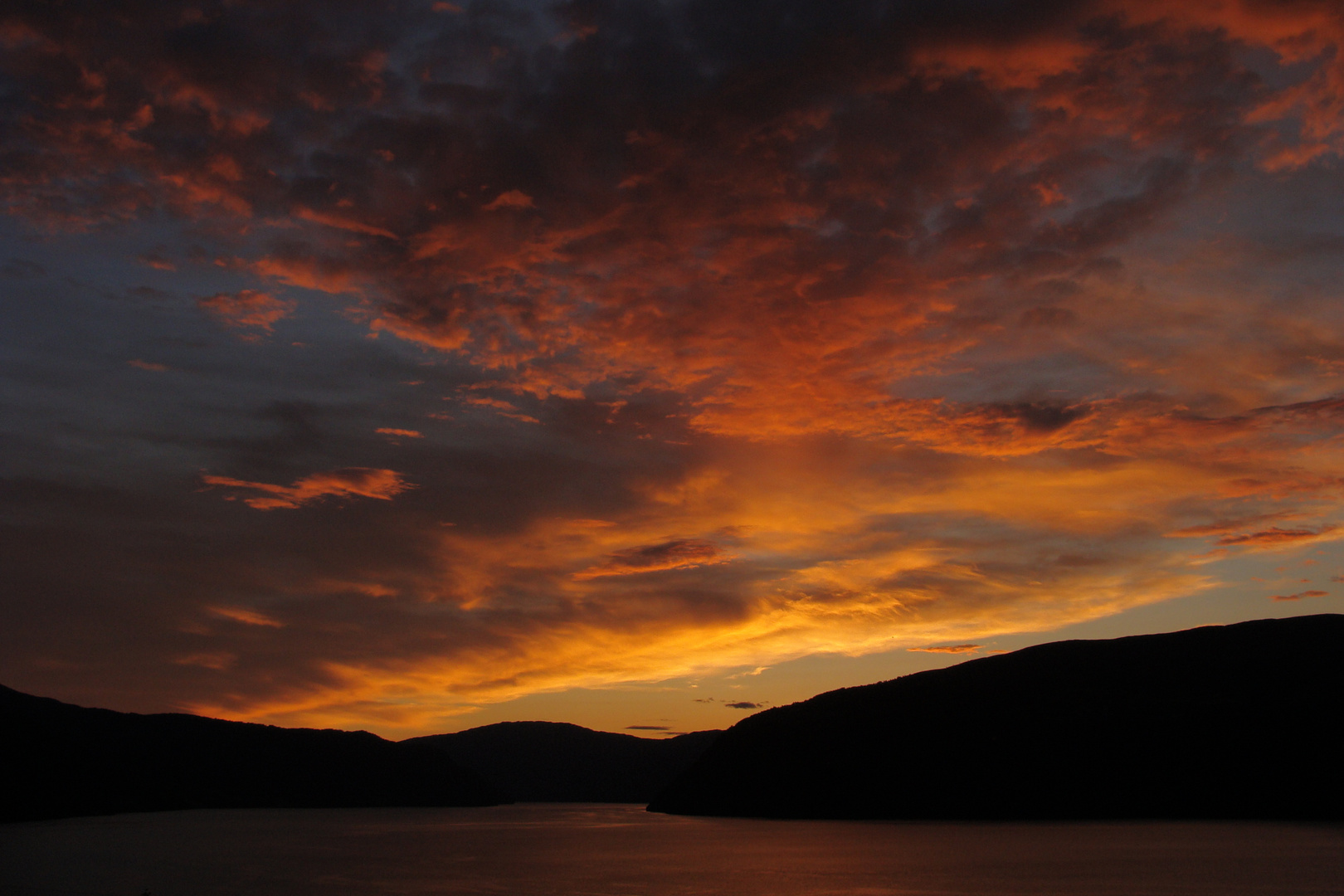 Nordfjord bei einbrechender Dunkelheit