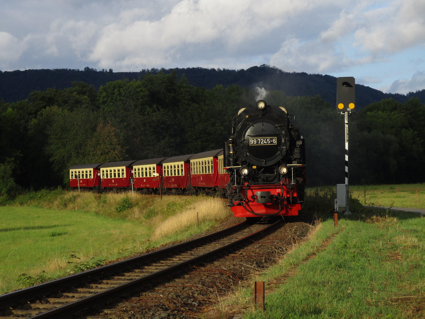 Nordhäuser Brockenzug im Abendlicht.