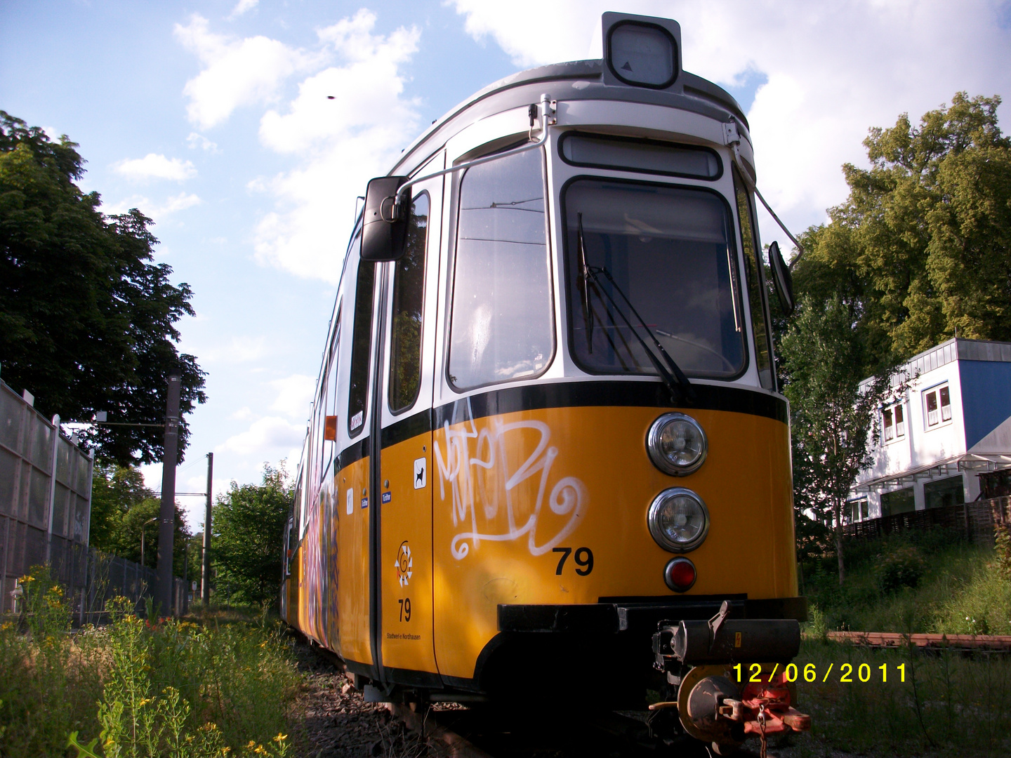 Nordhäuser GT4 79 mit Graffitti und Stadtwerke-Logo