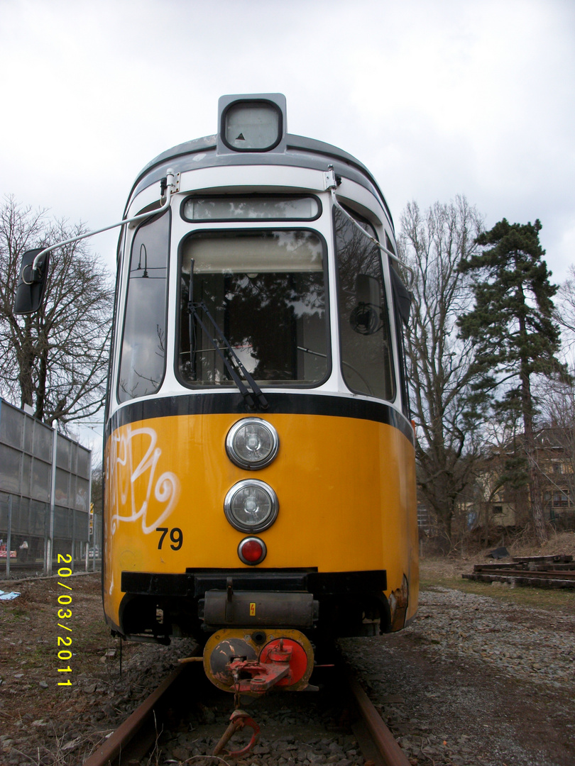 Nordhäuser GT4 79 mit Lackapplatzer und Graffittiverziehrung