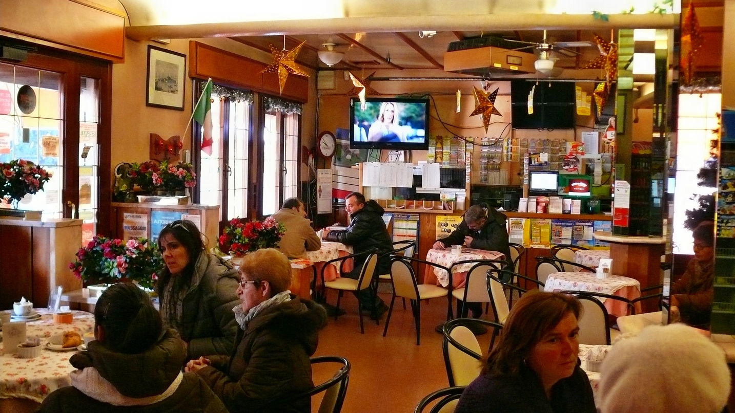 Norditalienisches Cafe in einer Kleinstadt an einem Mittwochvormittag