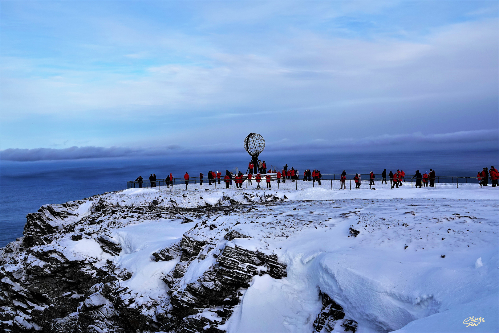 Nordkap-Plateau mit der Weltkugel.