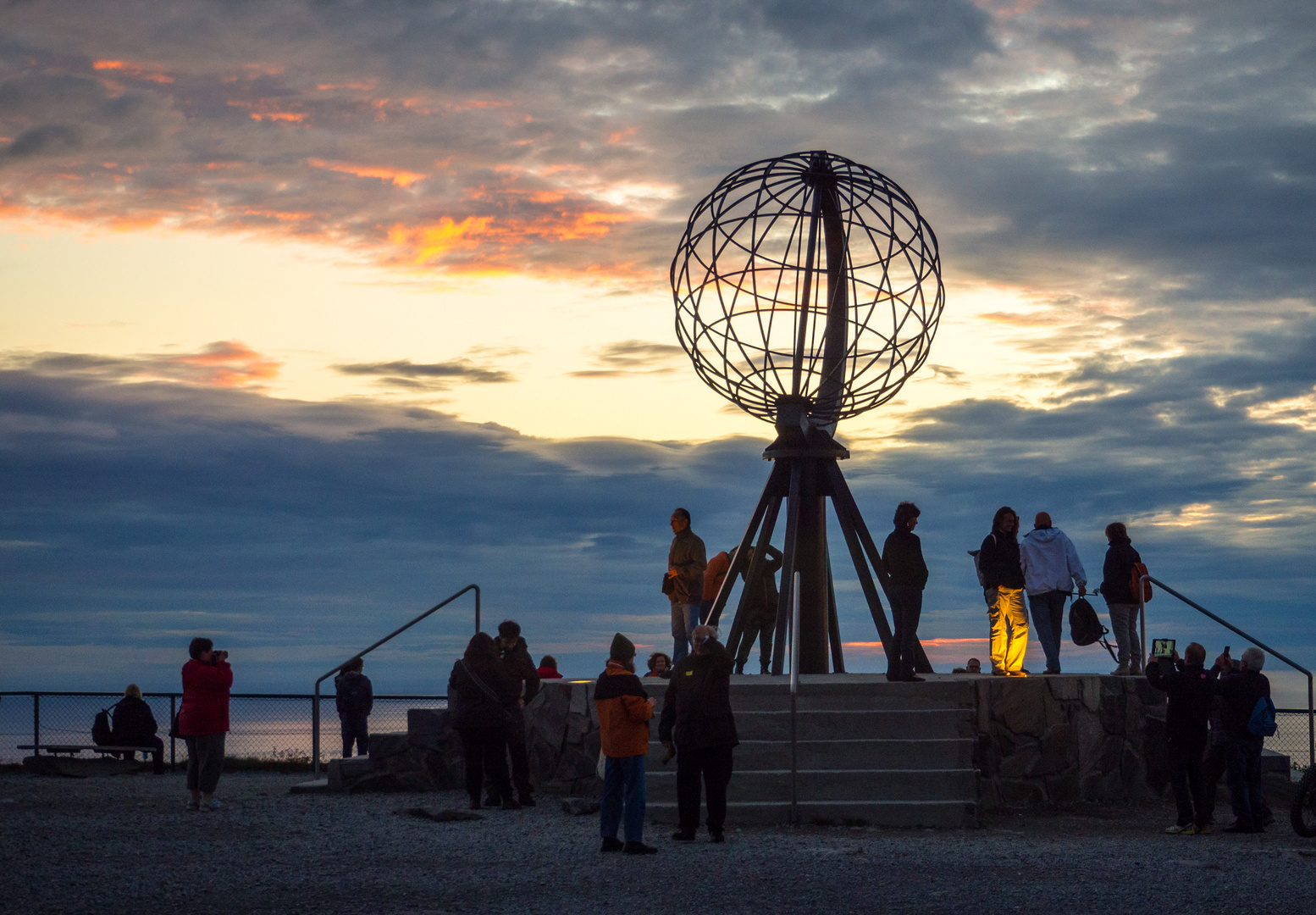 Nordkapp-Touristen gucken