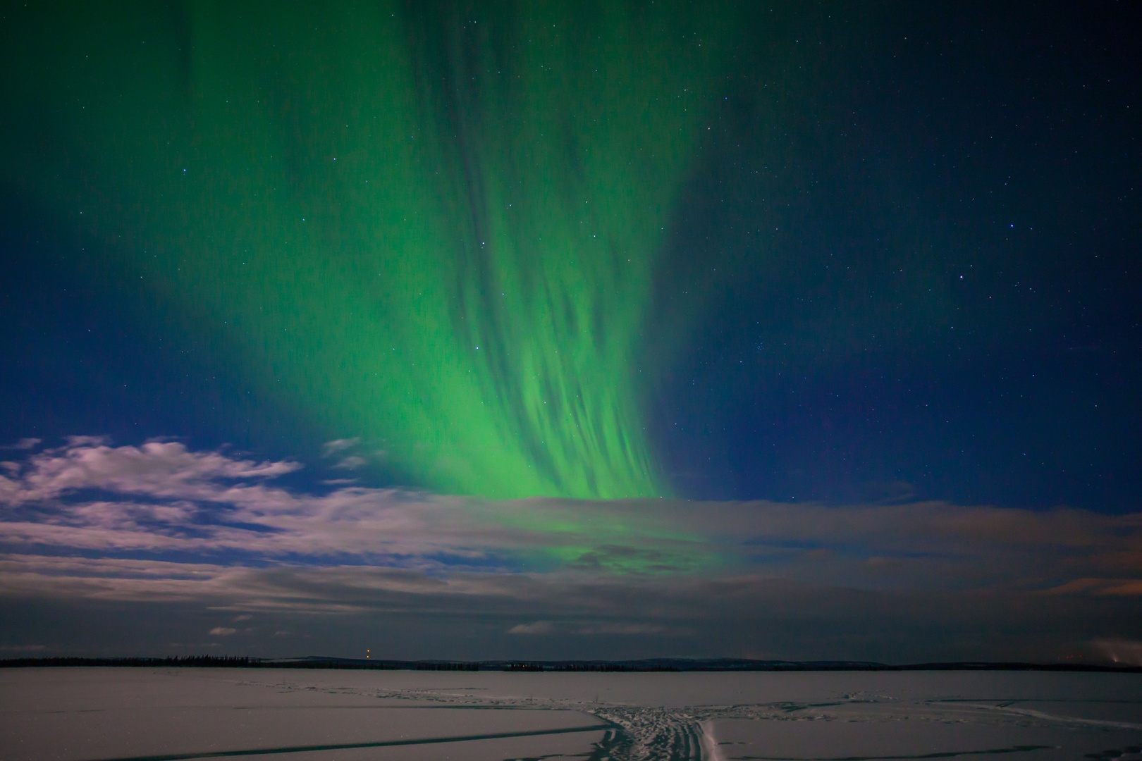 Nordlicht in mondheller Landschaft